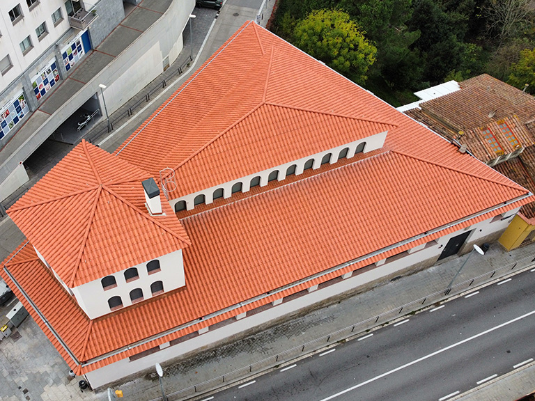 Mercat de Vallvidrera - teja curva roja y BorjaTHERM