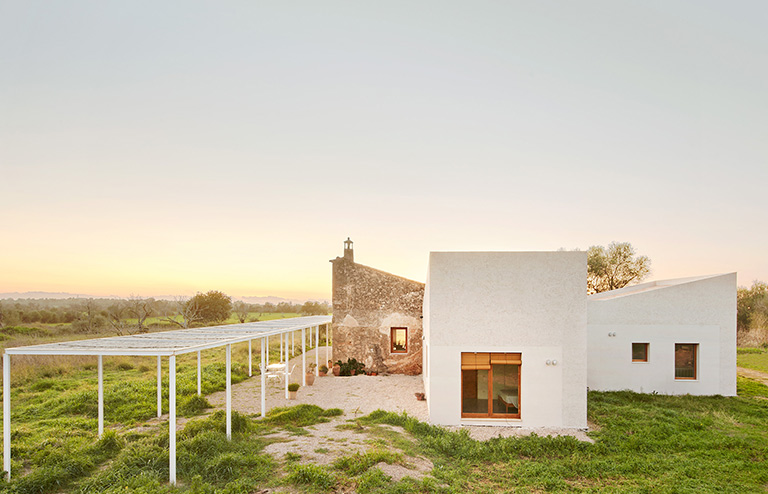 Transformación y ampliación de nave agrícola en vivienda y estudio - FlexoArquitectura